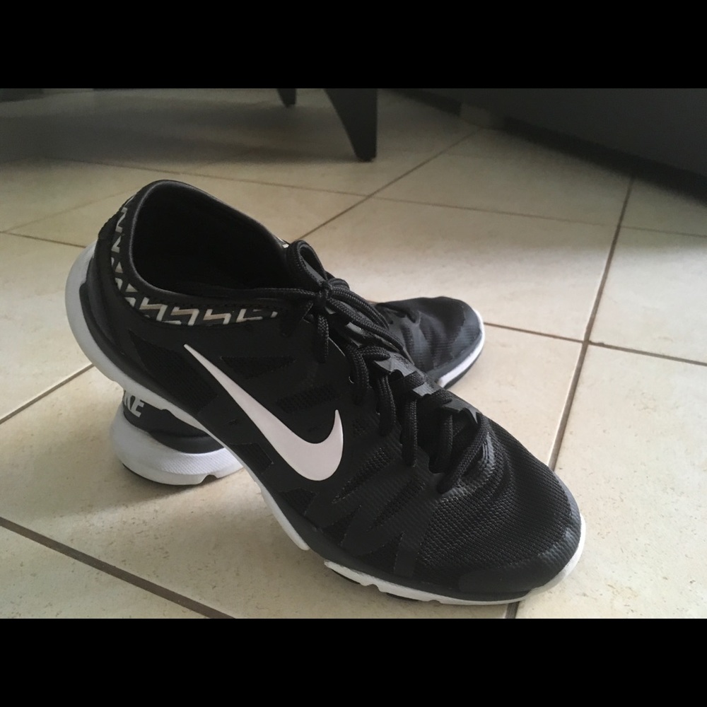 Nike 8.5 women’s NIKE FLEX SUPREME TR 3 READ BELOW